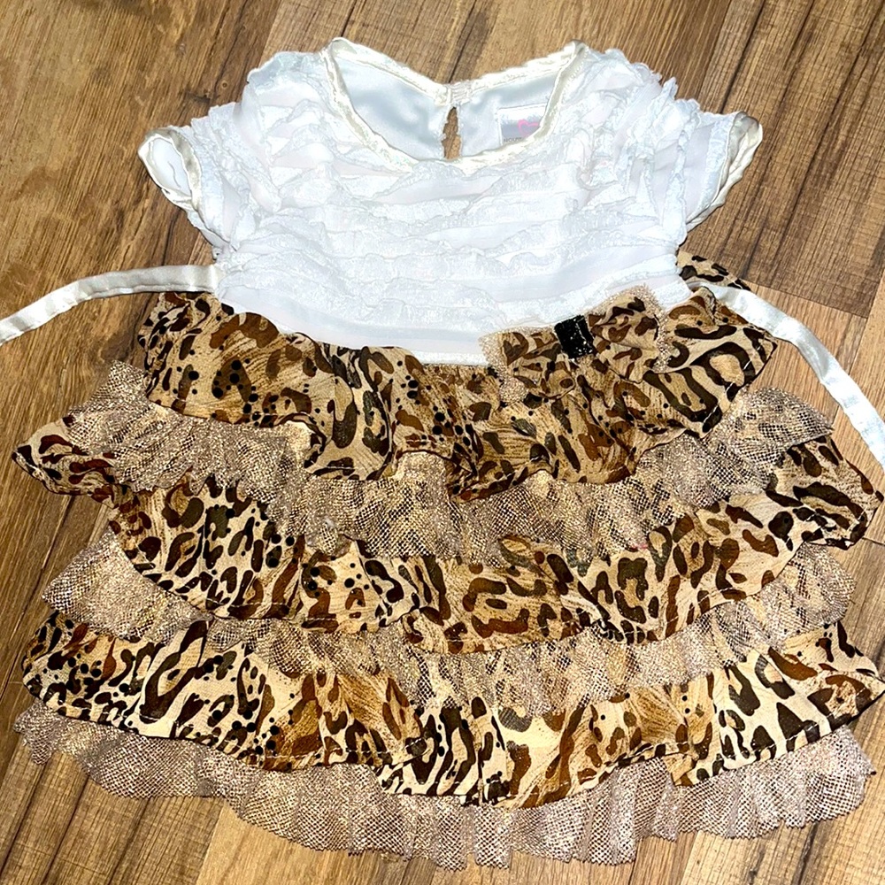 Youngland Baby white and cheetah print dress it’s a size Newborn to 6/9months
